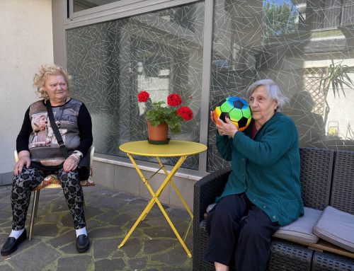 Giochi, sorrisi e ricordi nel cortile della CRA Quisisana Rimini